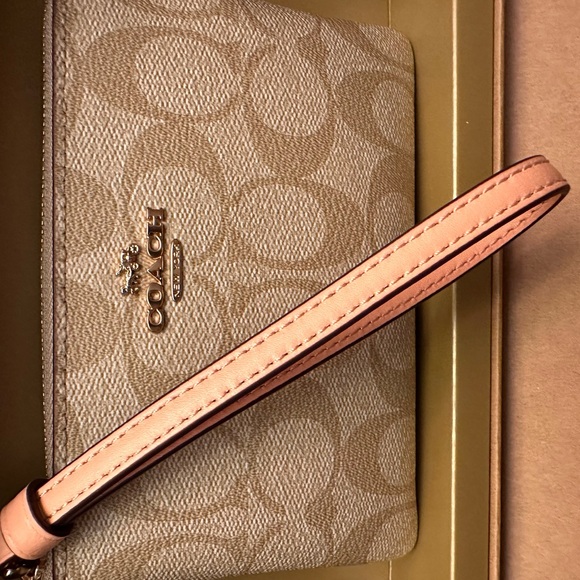 Coach NWT Wristlet with Heart and C Charms Box Set - Picture 7 of 9